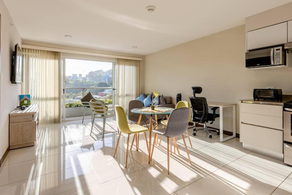 New & Modern - 100 Mbps 15 Min From Airport Apartamento San José