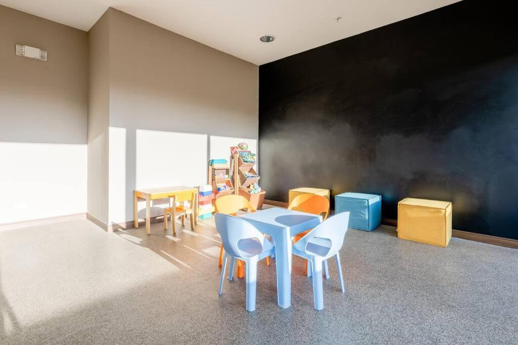 New & Modern - 100 Mbps 15 Min From Airport Apartamento