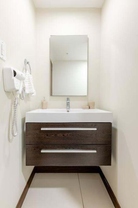 Apartment New & Modern - 100 Mbps 15 Min From Airport *