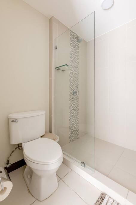 Apartment New & Modern - 100 Mbps 15 Min From Airport *