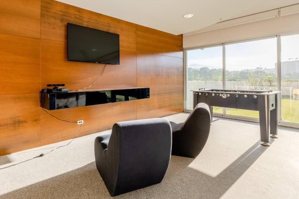 New & Modern - 100 Mbps 15 Min From Airport Apartment