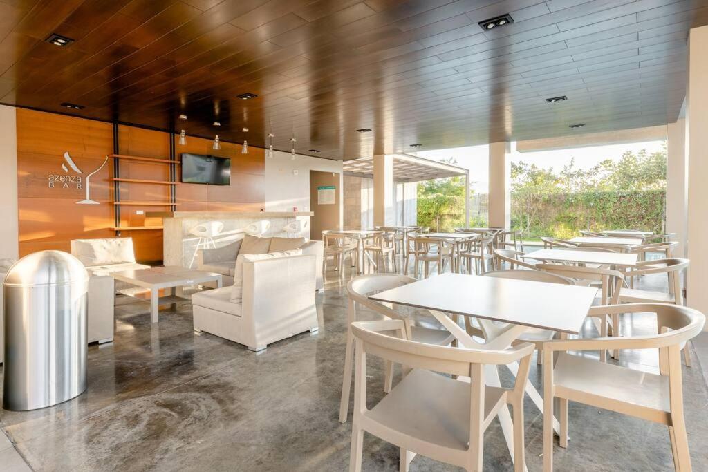 New & Modern - 100 Mbps 15 Min From Airport *