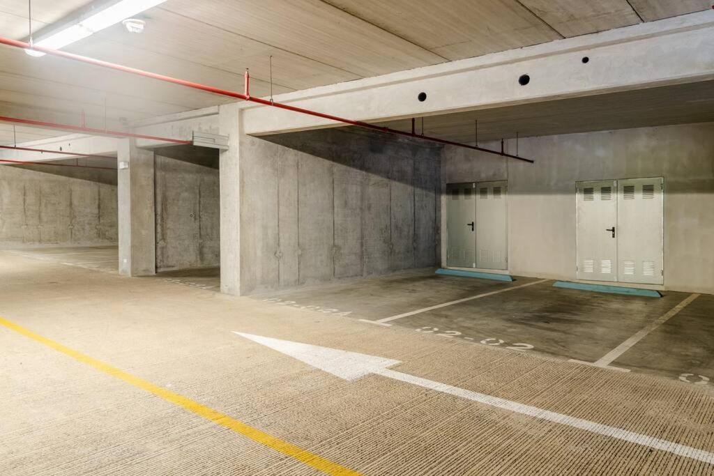 New & Modern - 100 Mbps 15 Min From Airport Apartment *