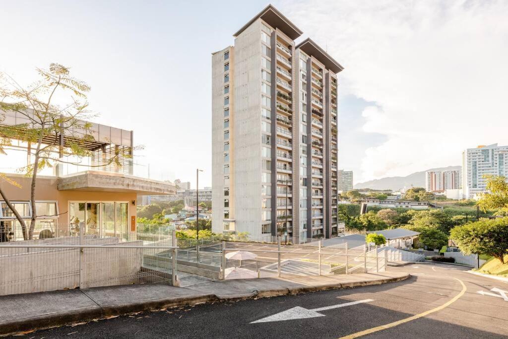 New & Modern - 100 Mbps 15 Min From Airport Apartment