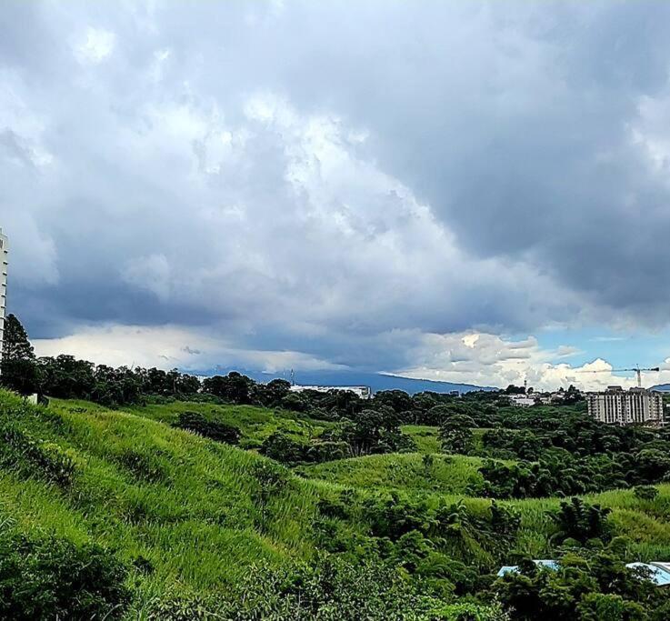 Apartment New & Modern - 100 Mbps 15 Min From Airport *