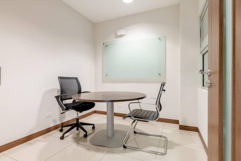 New & Modern - 100 Mbps 15 Min From Airport *
