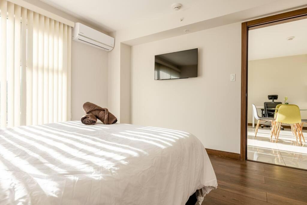 New & Modern - 100 Mbps 15 Min From Airport Apartment